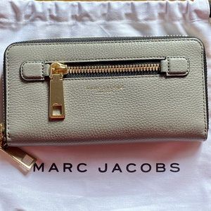 NWT Marc Jacobs Stone Grey Leather Wallet Full Gold Zipper